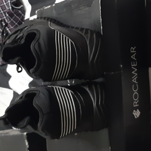 A black size 11 rocawear walking shoe in good condition ready for the with box - Picture 4 of 6